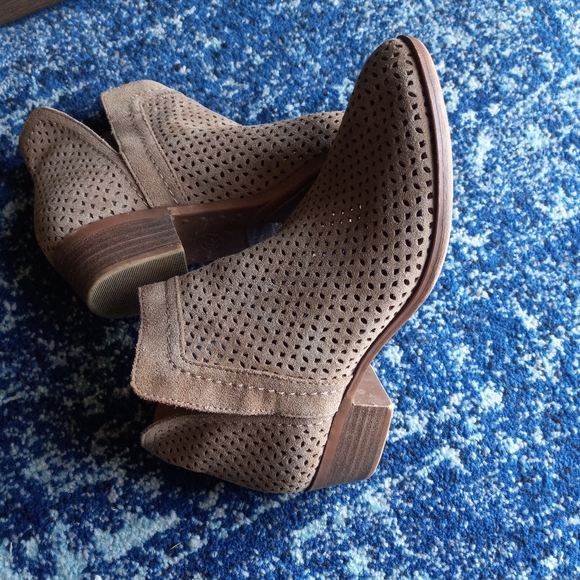 Lucky Brand Perforated Tan/Taupe Booties Size 7.5 - Picture 3 of 6